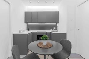 LE23 Duomo-Loreto - Central - Modern