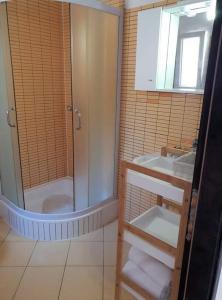 Robinson Medvidina Bay Petra