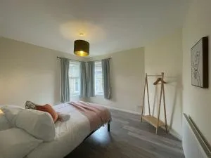 Long stays by Tailored Accommodation - 5-Bedroom Home at Carnglas Charm Retreat - Sketty