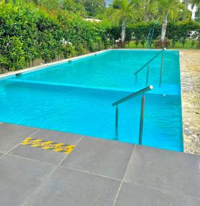 Hermoso conjunto residencial con piscina