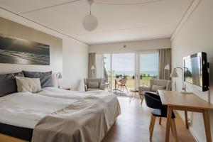 Double Room with Balcony or Terrace and Sea View room in Hotel Fredensborg