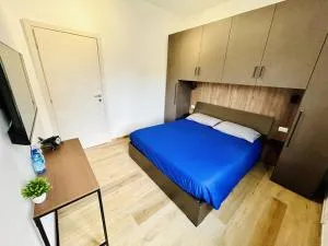 Camera Matrimoniale con bagno privato esterno in Casa Malpensa 89 - Samarate