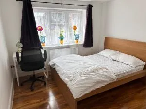 Room with Private Shower Facility - Morden