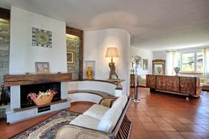 Villa Pratovecchio by PosarelliVillas