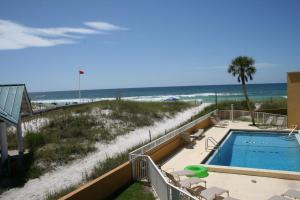 IS9-Cozy Upstairs Beachfront Condo - King Beds