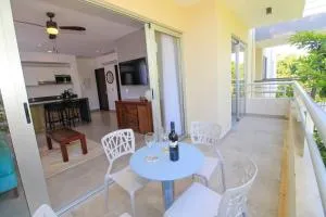 Elegant 2BR Home in Sirenis with Pool BBQ Pkng close to the Beach - Xetna