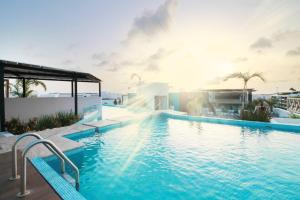 Downtown stylish 2BR with large terrace pool gym and bar