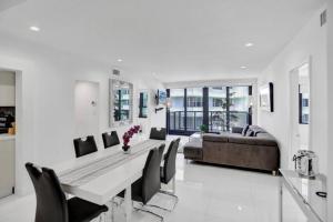 High floor 2BD with beach service 1616