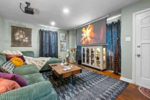 SEMO Redhawks Campus Home with Hot Tub - Etherton