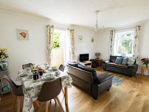 Holiday Home Oak Cottage by Interhome