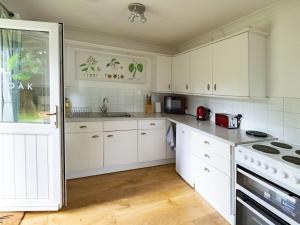 Holiday Home Oak Cottage by Interhome