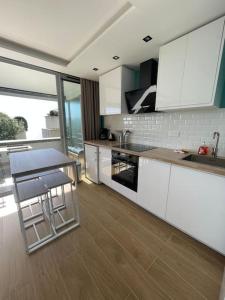 Le Bali , terrasse, piscine et parking privé