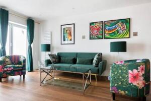 Modern and large oasis flat in Camden with patio