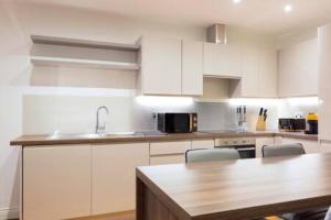 Modern and large oasis flat in Camden with patio