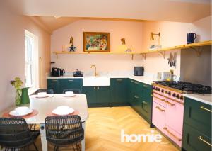 Spacious home in Leeds ideal for gatherings with free parking