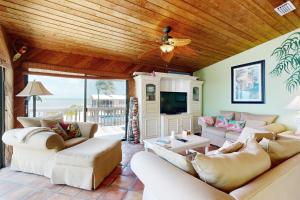 Secluded Beach 2BR with Wide Ocean Views