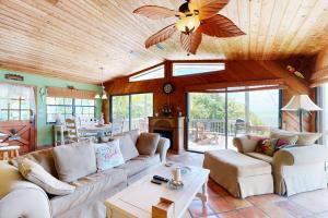 Secluded Beach 2BR with Wide Ocean Views