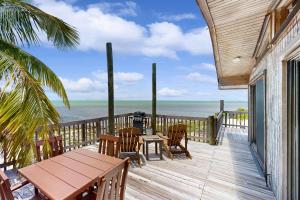 Secluded Beach 2BR with Wide Ocean Views