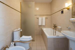 King's Suite room in Hotel Royal