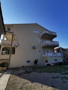 Apartments with parking space Mundanije, Rab - 4953 