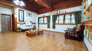 Suncheon Sagyejeol Haeoreum Hanok Pension