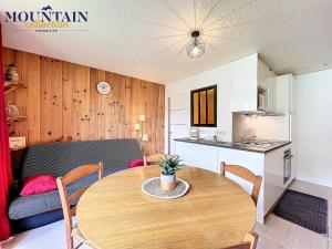 Studio chaleureux, skis aux pieds, balcon sud avec vue pistes - FR-1-267-192