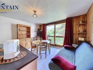 Studio chaleureux, skis aux pieds, balcon sud avec vue pistes - FR-1-267-192