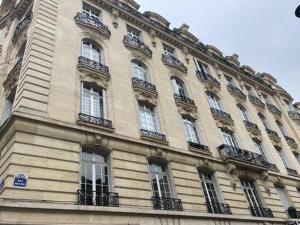 Contemporary apartment 150 meters from Place Victor Hugo Paris 16