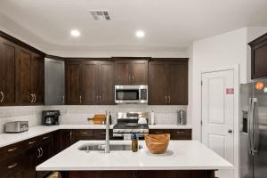 The Pet Palace 3br25ba Ev-ready