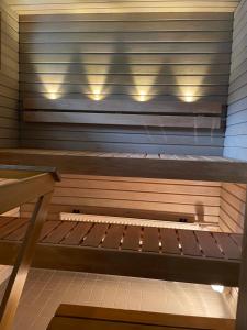 Santas Holiday Home - Spacious apartment - Private sauna - Free parking & Wi-Fi - Near to SCV