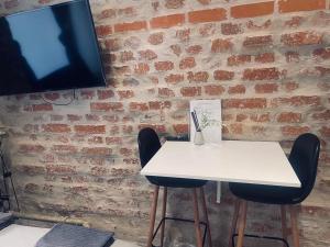 Travel box no window studio 2 now with AC