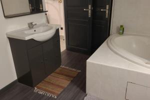 Appartements Au calme - Maison duplex Parking : photos des chambres
