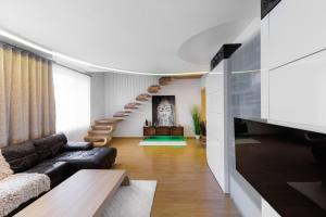 Luxurious flat 160m2 in center, 3 bedrooms, AC, garden, parking