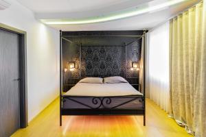 Luxurious flat 160m2 in center, 3 bedrooms, AC, garden, parking