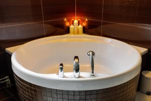 Luxurious flat 160m2 in center, 3 bedrooms, AC, garden, parking