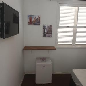 Pousada Marduk Banheiro privativo em todas as suites excelente localização tudo básico local ideal para hóspedes que não são exigentes