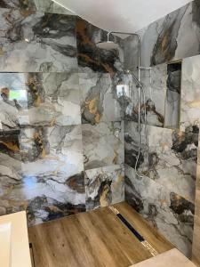 Maisonnette avec terrasse avec spa privatif