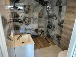 Maisonnette avec terrasse avec spa privatif