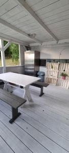 Przyczepa z dobudówką nad jeziorem