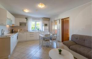 Cozy Apartment In Karigador With Kitchen 