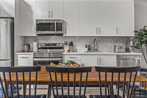 K202 Hot tub, Pool, MTN view, AC, free parking