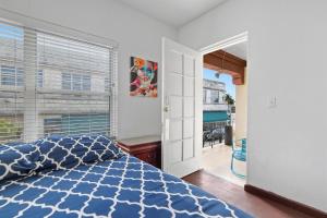 South Beach 2BR with Private Balcony, Walk to Beach