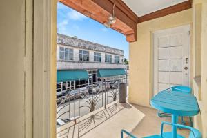 South Beach 2BR with Private Balcony, Walk to Beach