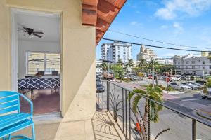 South Beach 2BR with Private Balcony, Walk to Beach
