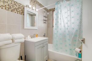 13th Street, 2 Bedroom by Deco 305- Walk to Beach