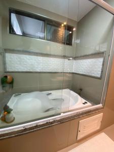 Luxor Double Aluguel por Temporada com Varanda Gourmet contendo churrasqueira e frigobar, Vista panorâmica da Ponta Verde! 2 quartos com split, 2 banheiros e uma banheira de hidromassagem na suíte do Apartamento!