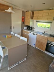 Camping 5 étoiles piscines chauffées club enfants mobilhome premium 6pers