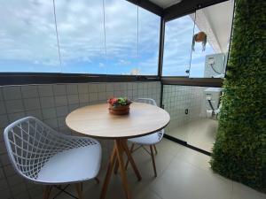 Luxor Double Aluguel por Temporada com Varanda Gourmet contendo churrasqueira e frigobar, Vista panorâmica da Ponta Verde! 2 quartos com split, 2 banheiros e uma banheira de hidromassagem na suíte do Apartamento!