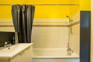Appartements Amour & Romance l Jacuzzi XXL l Table de massage : photos des chambres