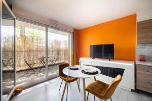 Appartements Amour & Romance l Jacuzzi XXL l Table de massage : photos des chambres